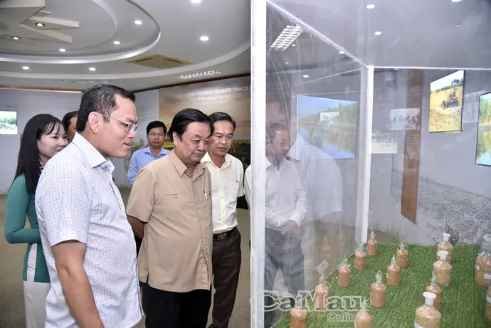 Nguyên Phó Chủ tịch Quốc hội Lê Minh Hoan thăm, khảo sát Bảo tàng Lúa nước tỉnh Cà Mau