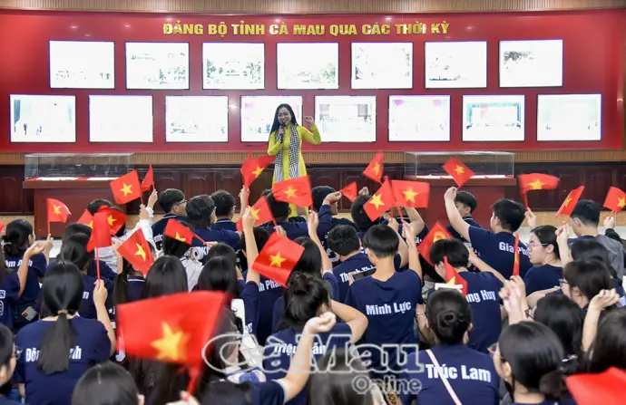 Hơn 300 học sinh tham gia về nguồn kết hợp ngoại khoá chủ đề “Tháng 5 nhớ Bác”