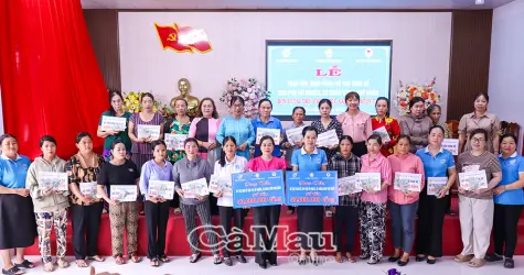 Trao 100 triệu đồng vốn sinh kế hỗ trợ phụ nữ nghèo