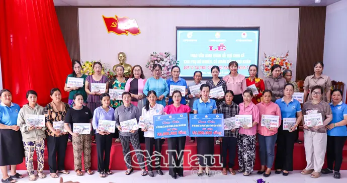 Trao 100 triệu đồng vốn sinh kế hỗ trợ phụ nữ nghèo
