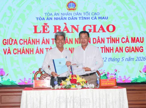 Bàn giao nhiệm vụ giữa Chánh án TAND hai tỉnh Cà Mau và An Giang
