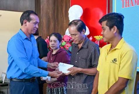 Trao quà cho 90 đoàn viên, người lao động khó khăn