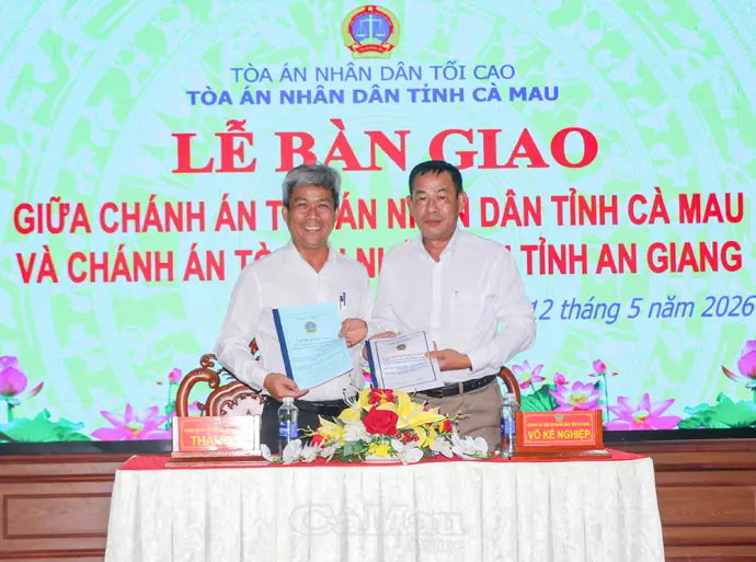 Bàn giao nhiệm vụ giữa Chánh án TAND hai tỉnh Cà Mau và An Giang