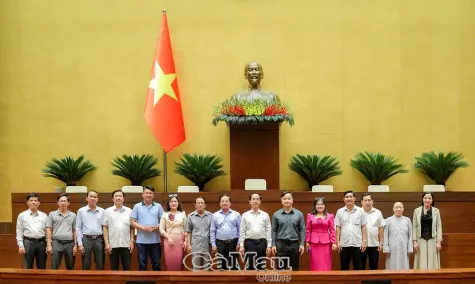 Đoàn đại biểu MTTQ Việt Nam tỉnh Cà Mau tham quan Nhà Quốc hội