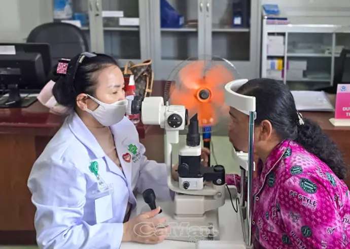 Giúp người lớn tuổi được thăm khám, điều trị bệnh về mắt