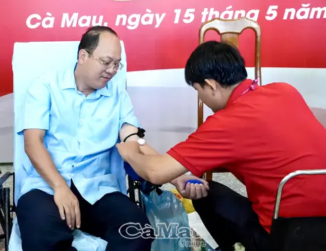 Bí thư Tỉnh uỷ Nguyễn Hồ Hải cùng lãnh đạo tỉnh Cà Mau tham gia hiến máu nhân đạo