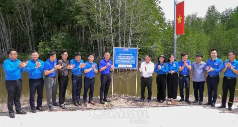 Đoàn Thanh niên Bộ Tài chính bàn giao nhiều công trình ý nghĩa tại Đất Mũi