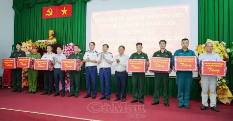 Thăm, tặng quà quân và dân trên quần đảo Nam Du