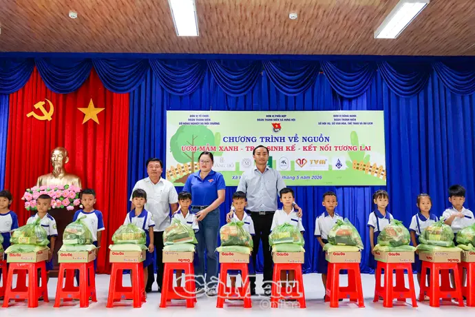 Trao sinh kế, tiếp sức học sinh khó khăn tại xã Hưng Hội
