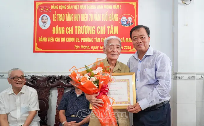 Trao tặng Huy hiệu 70 năm tuổi Đảng cho đảng viên lão thành