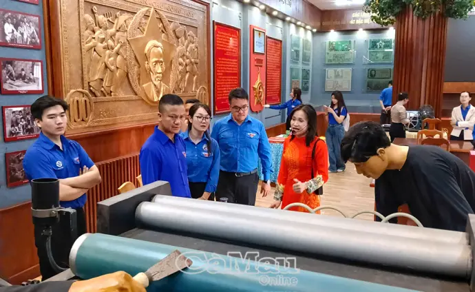 Tuổi trẻ ngành Tài chính về nguồn tại Ban Ấn loát đặc biệt Nam Bộ