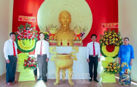Lãnh đạo hai xã Phan Ngọc Hiển và Tân Ân dâng hương tưởng nhớ Bác