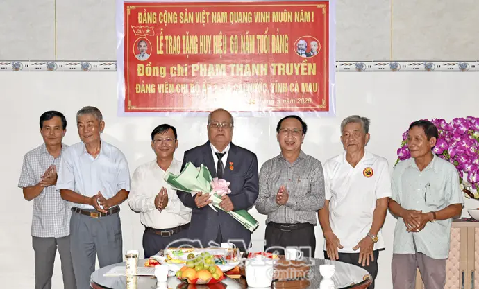 Trao Huy hiệu 60 năm tuổi Đảng cho đảng viên lão thành