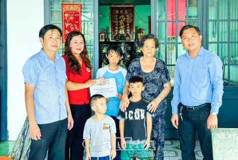 Hội Chữ thập đỏ tỉnh trao hỗ trợ 2 em nhỏ mồ côi