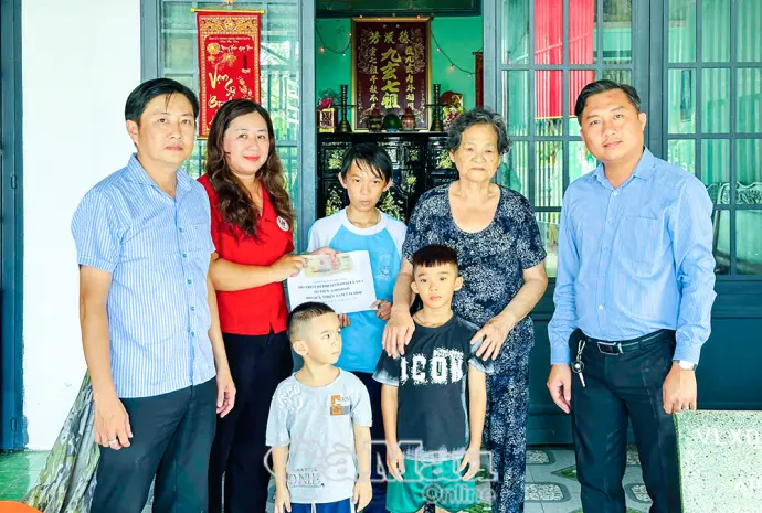 Hội Chữ thập đỏ tỉnh trao hỗ trợ 2 em nhỏ mồ côi