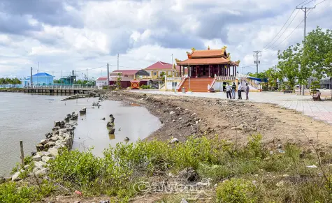 Đêm nghe đất nứt