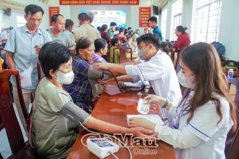 300 hộ dân khó khăn Xã Phan Ngọc Hiển được khám bệnh, cấp thuốc miễn phí      
