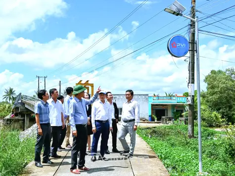 Chung tay thắp sáng đường quê