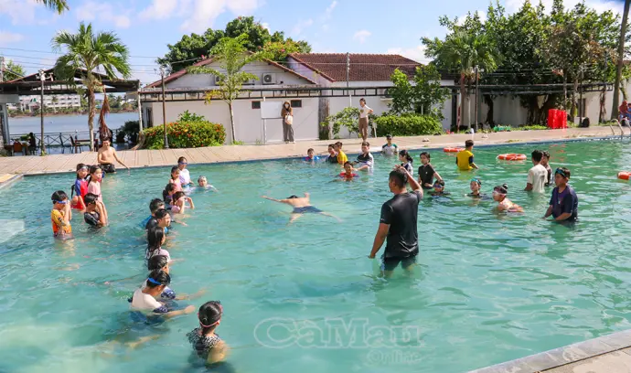 Công an Cà Mau dạy bơi miễn phí cho trẻ em dịp hè
