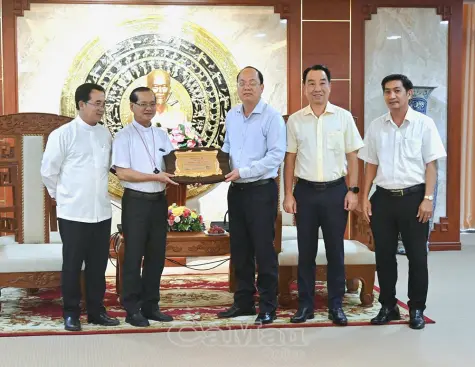 Lãnh đạo tỉnh Cà Mau tiếp Đoàn Giám mục Giáo phận Cần Thơ