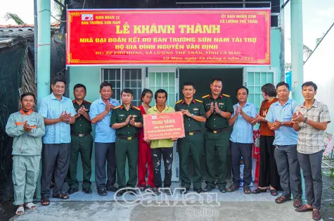 Xây mái ấm, trao sinh kế