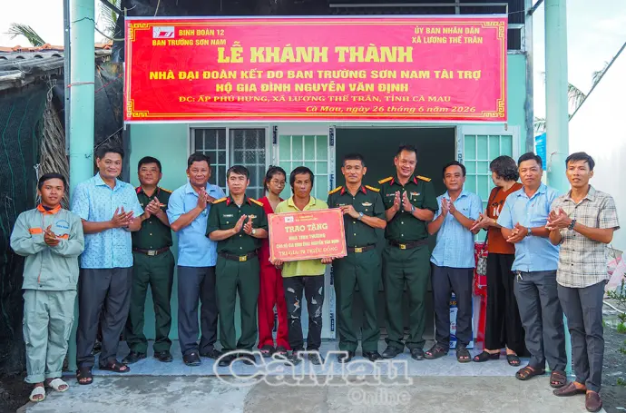 Xây mái ấm, trao sinh kế