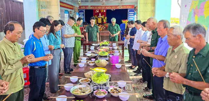 Ấm tình đồng đội từ mâm cơm tri ân liệt sĩ