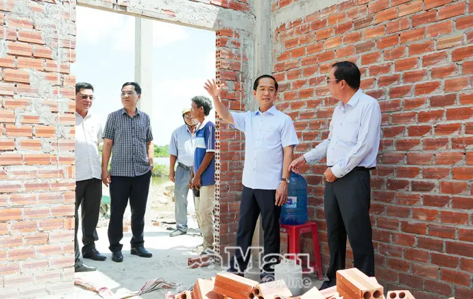 Kiểm tra tiến độ xây dựng nhà cho hộ dân khó khăn