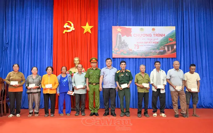  Trao 50 phần quà cho gia đình chính sách tại xã Khánh An