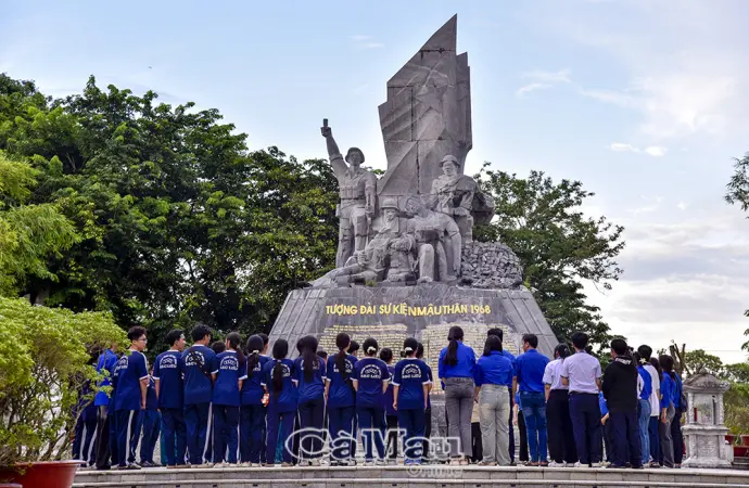 “Câu chuyện thời hoa lửa” và những ngọn nến tri ân