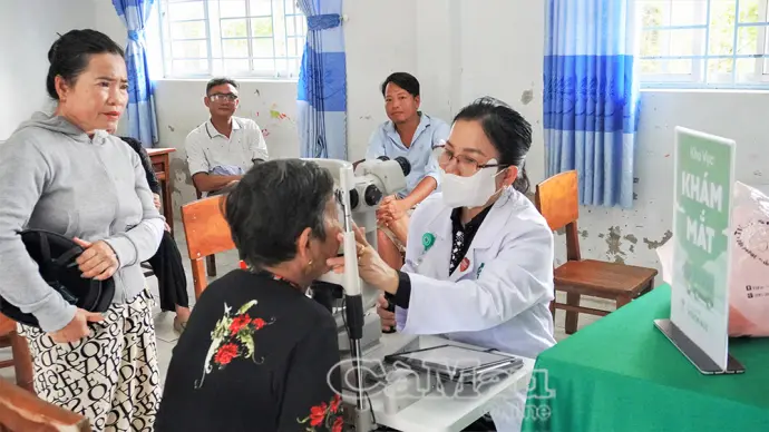 Người dân Sông Đốc được khám mắt miễn phí