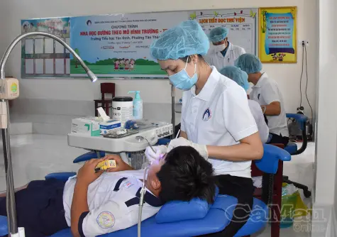 Khám sàng lọc răng miệng cho 200 học sinh