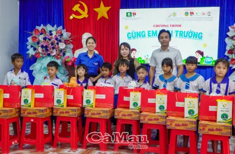 Cùng em tựu trường