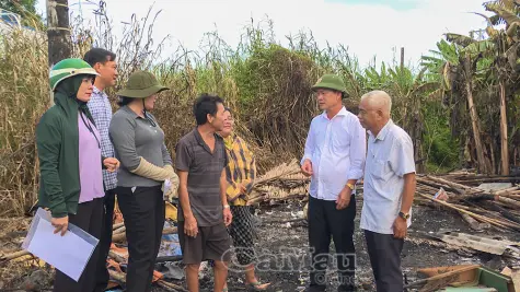 Kịp thời hỗ trợ 2 hộ dân bị cháy nhà tại xã Long Điền