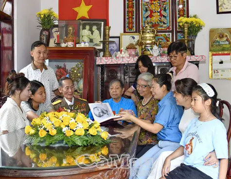 Sắt son dưới cờ Ðảng