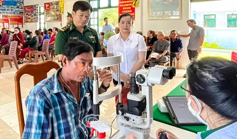 Chăm sóc mắt miễn phí cho người dân Đất Mũi