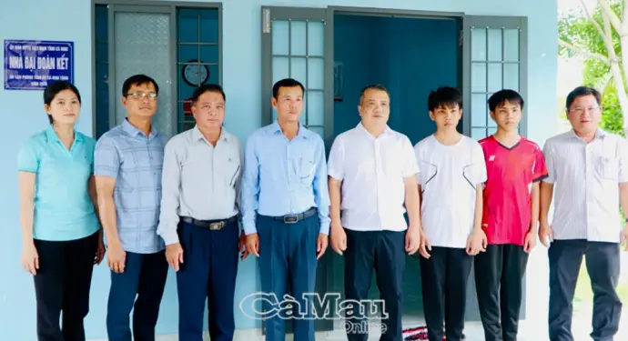 Văn phòng Tỉnh uỷ trao nhà Đại đoàn kết