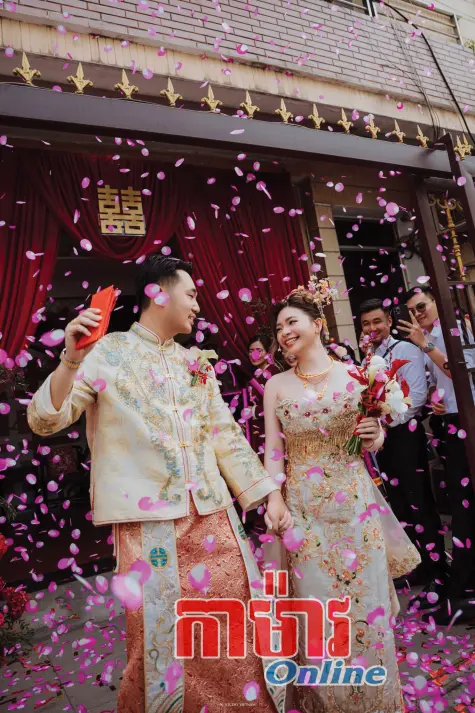 សំលៀកបំពាក់អាពាហ៍ពិពាហ៍បែបប្រពៃណីជនជាតិ Hoa