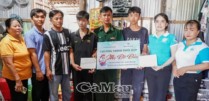 Ấm áp những phần quà trao gửi học sinh mồ côi