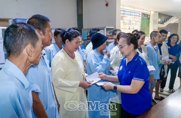 Hội Nhân Tâm trao quà cho bệnh nhân khó khăn