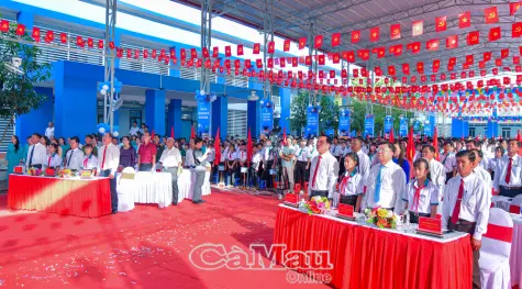 Các đồng chí lãnh đạo tỉnh dự Lễ khai giảng năm học mới cùng với hơn 397.000 học sinh, sinh viên Cà Mau