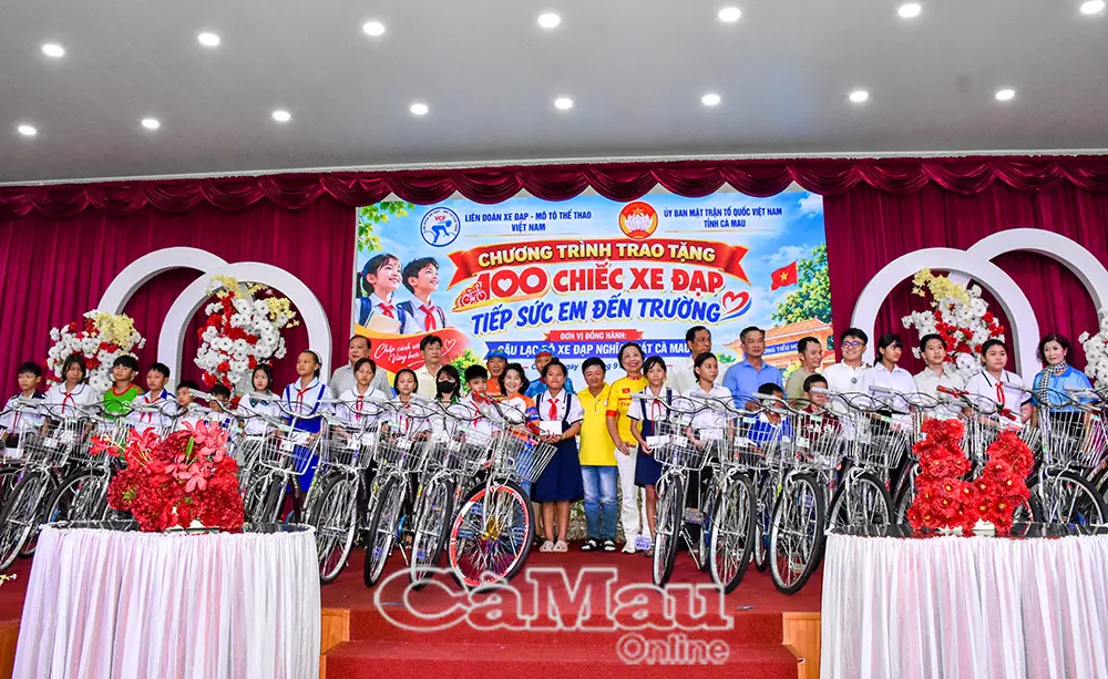 Trao quà tiếp sức học sinh khó khăn