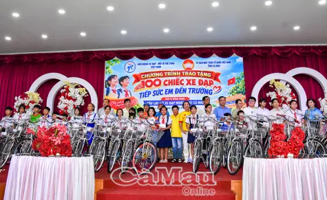 Trao quà tiếp sức học sinh khó khăn