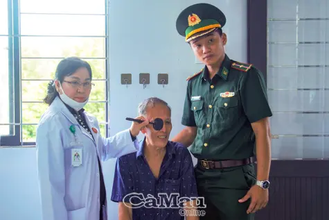 Gần 400 người dân xã Phan Ngọc Hiển được khám mắt miễn phí