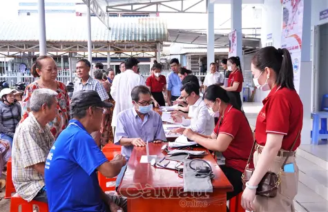 Hơn 400 người dân Sông Đốc được khám bệnh, cấp thuốc miễn phí
