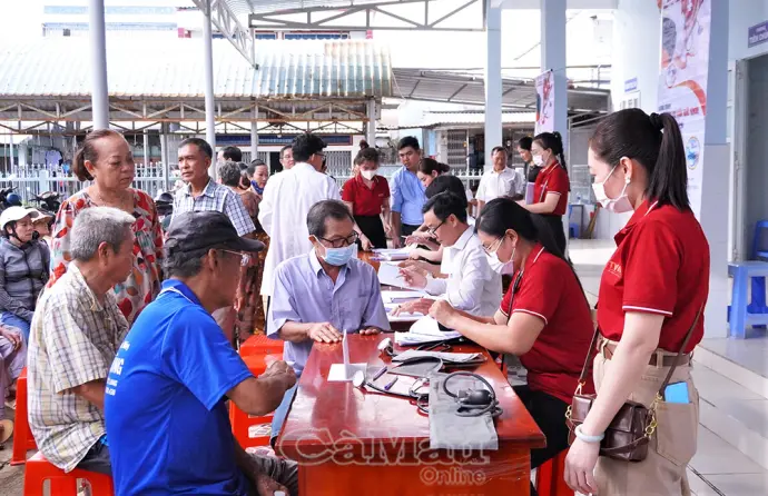Hơn 400 người dân Sông Đốc được khám bệnh, cấp thuốc miễn phí