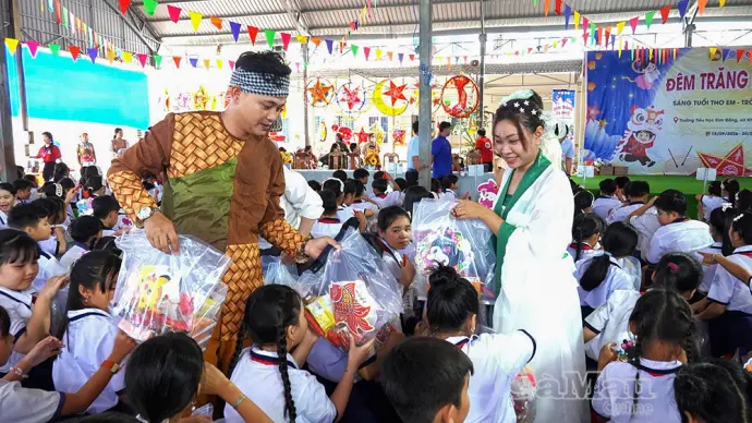 Mang Trung thu yêu thương đến trẻ em vùng biển