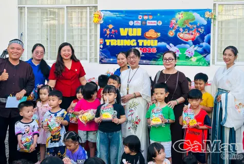 Trung thu rộn rã tiếng cười