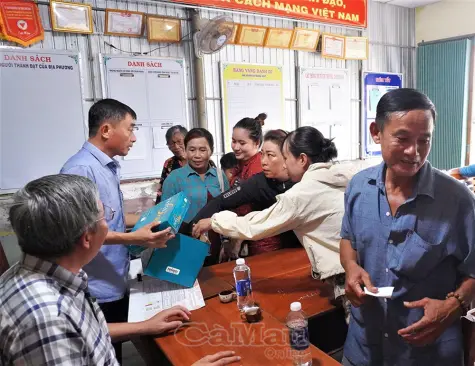 Sông Đốc công khai bốc thăm cấp nền tái định cư