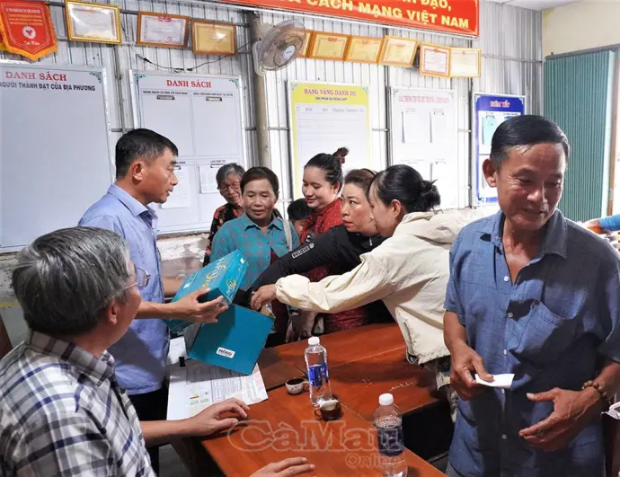 Sông Đốc công khai bốc thăm cấp nền tái định cư